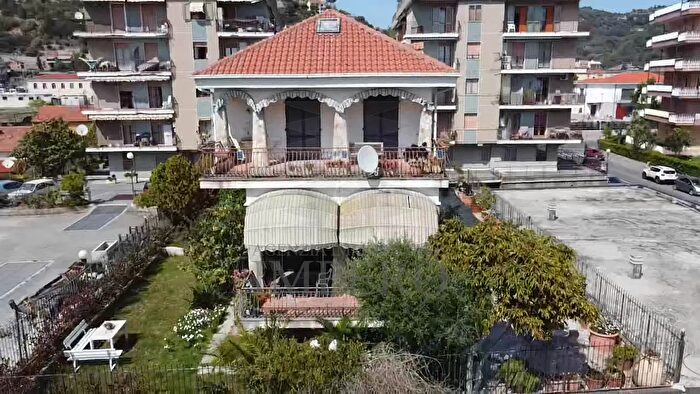 Casa con 8 locali in vendita in Via Nervia, Ventimiglia