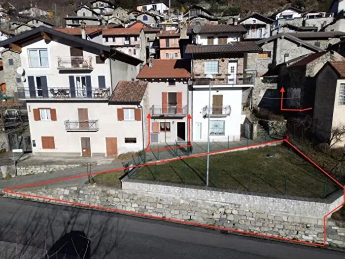 Casa quadrilocale in vendita in Via Montemezzo, Gera Lario