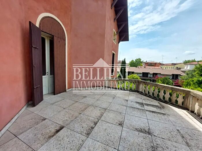 Appartamento con 6 locali in affitto in Via Alfonso La Marmora, Vicenza