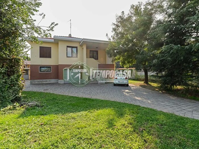 Casa con 7 locali in vendita in Via Armando Diaz a, Vimercate