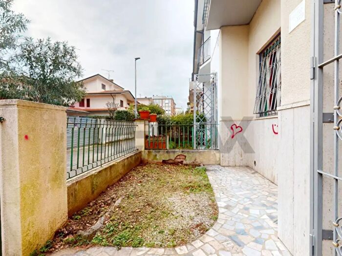 Casa con 6 locali in vendita in Via Bari, Viareggio