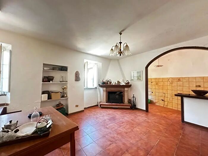 Casa con 8 locali in vendita in Gallicano