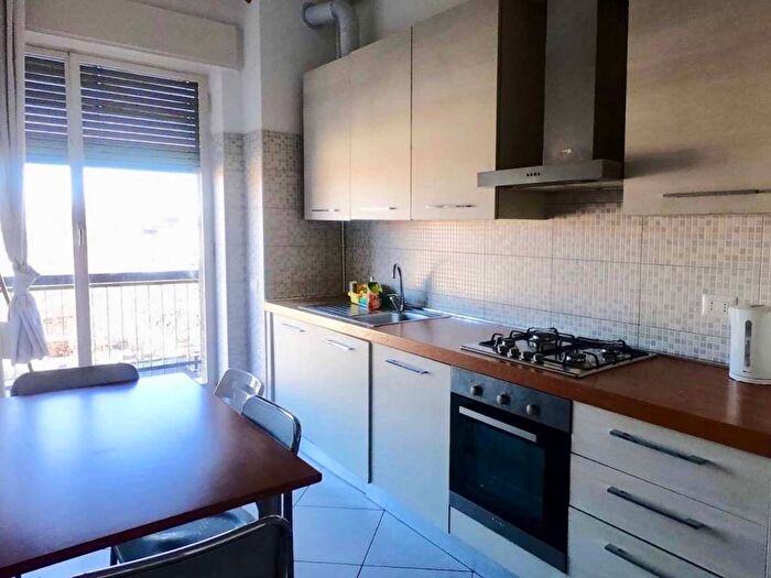 Appartamento trilocale in affitto in Alzaia Naviglio Pavese, Famagosta, Milano