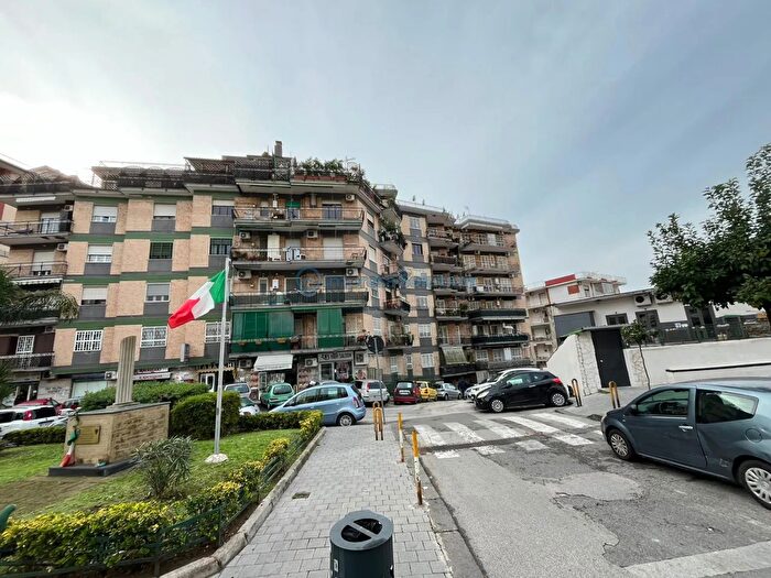 Appartamento con 5 locali in vendita in Via Consalvo, Napoli