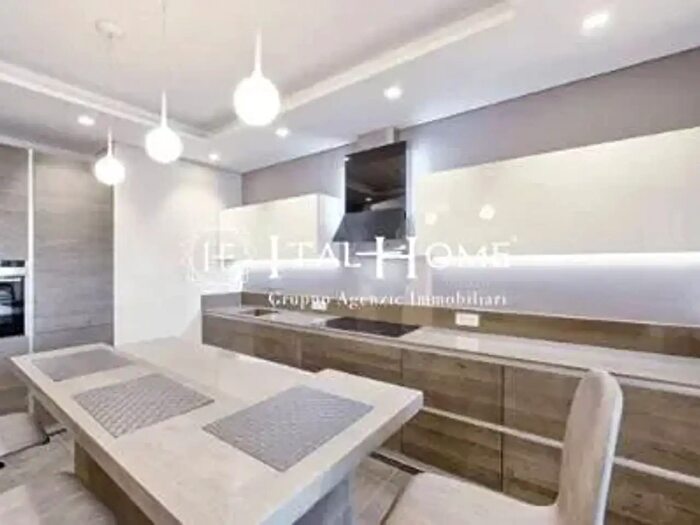 Appartamento trilocale in vendita in Viale Edoardo Jenner, Milano