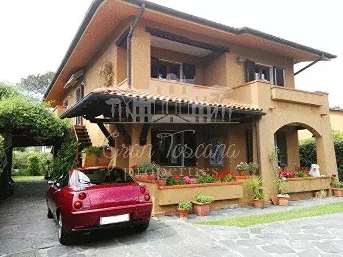 Casa con 15 locali in vendita in Forte Dei Marmi