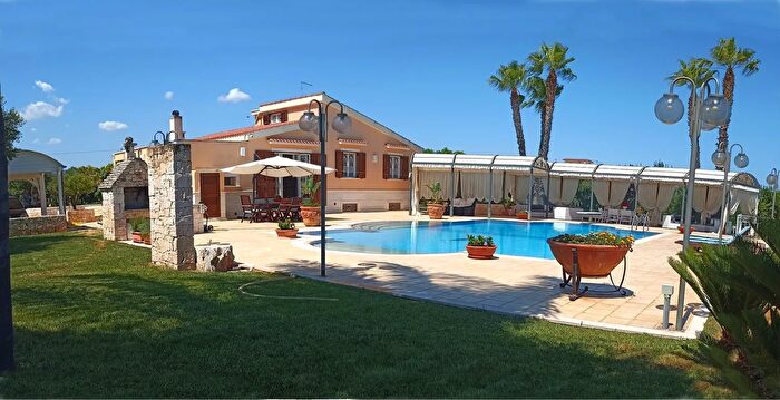 Casa con 8 locali in vendita in Fasano