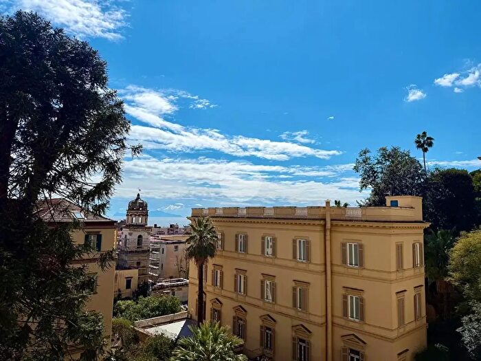 Appartamento quadrilocale in vendita in Via Francesco Crispi, Napoli
