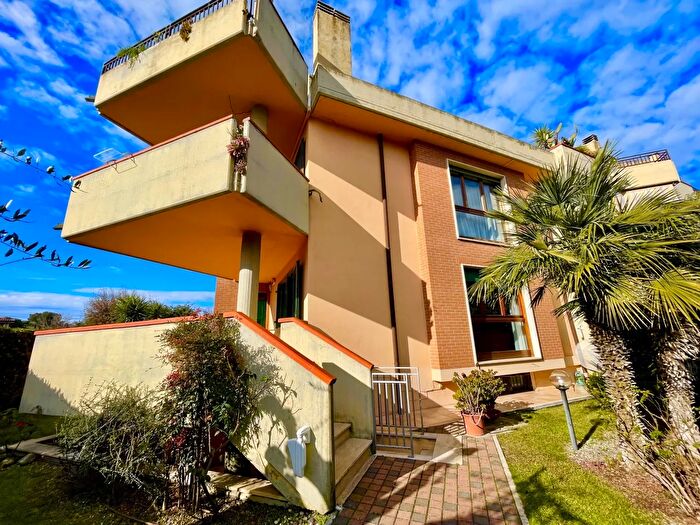 Appartamento con 8 locali in vendita in Via Pancole, Grosseto