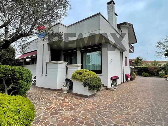 Casa con 20 locali in vendita in Pontelongo