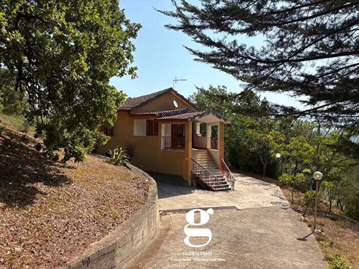 Casa con 6 locali in vendita in Via Chiusa del Pero Snc, Casal Velino