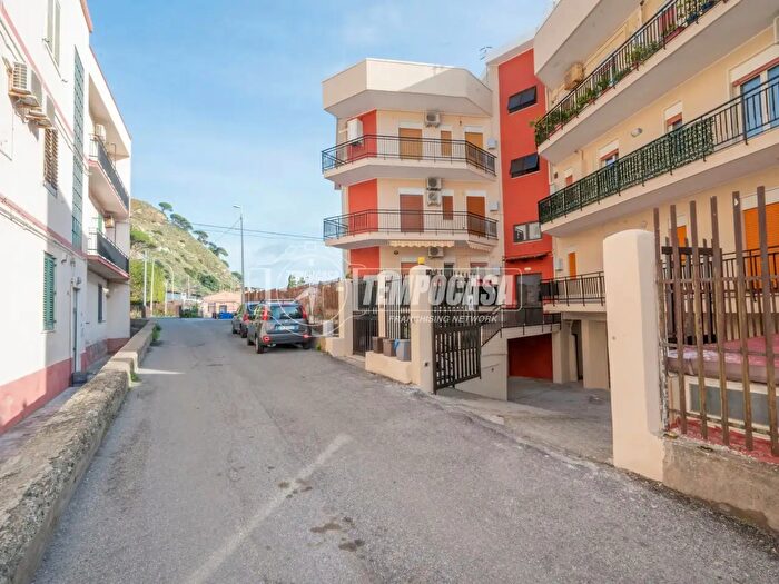 Appartamento trilocale in vendita in Località Giampilieri Marina, Messina