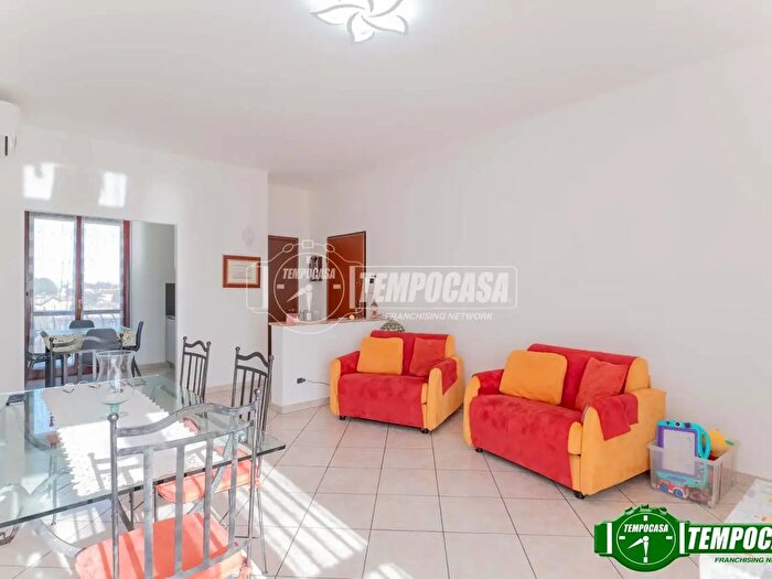 Appartamento trilocale in vendita in Via Piave, Bareggio