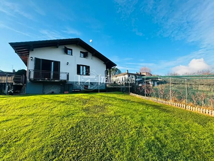 Casa con 7 locali in vendita in Montano Lucino