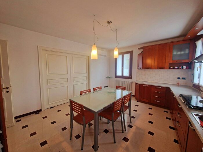 Appartamento con 6 locali in vendita in Piazza Vittorio Veneto, Cappella Maggiore