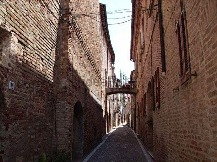 Casa con 20 locali in vendita in Monsampolo Del Tronto