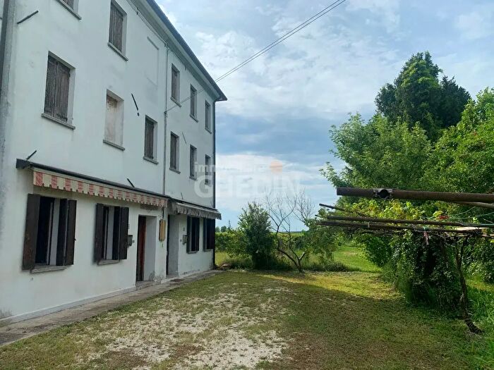 Casa con 5 locali in vendita in Godega Di SantUrbano
