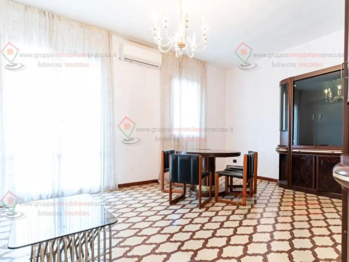 Appartamento con 5 locali in affitto in Siracusa