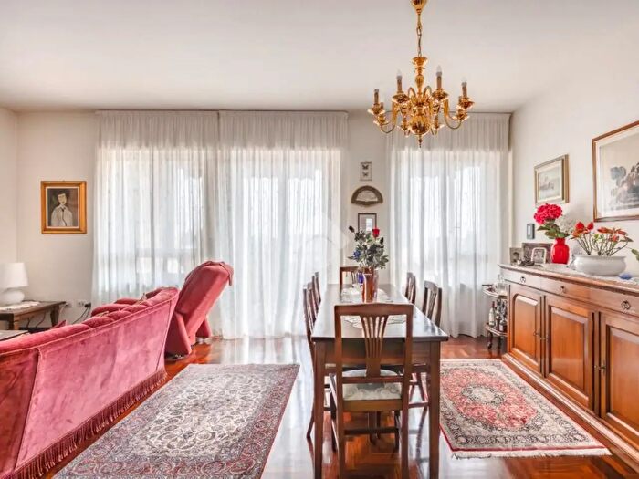 Appartamento quadrilocale in vendita in Viale Cà Granda, Milano