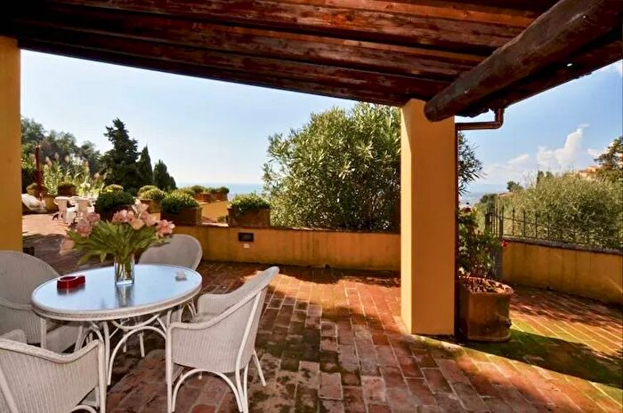 Casa con 11 locali in vendita in Mommio Castello Massarosa Lucca, Massarosa