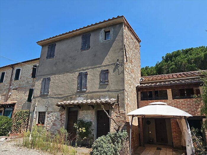 Casa con 6 locali in vendita in Castiglione Del Lago