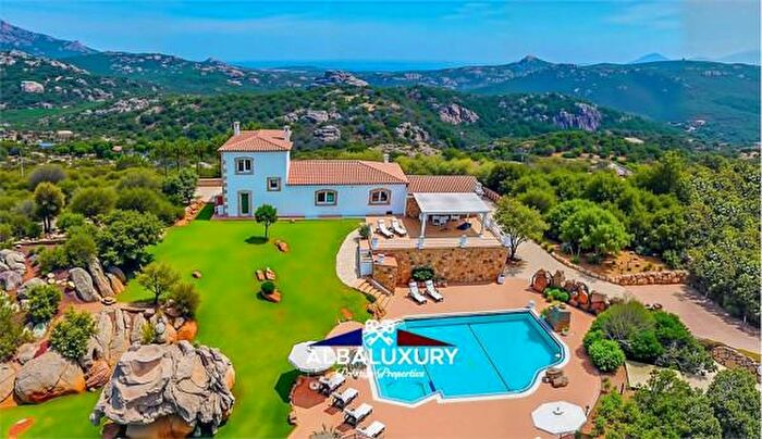 Casa con 6 locali in vendita in Via del Grifone, Arzachena