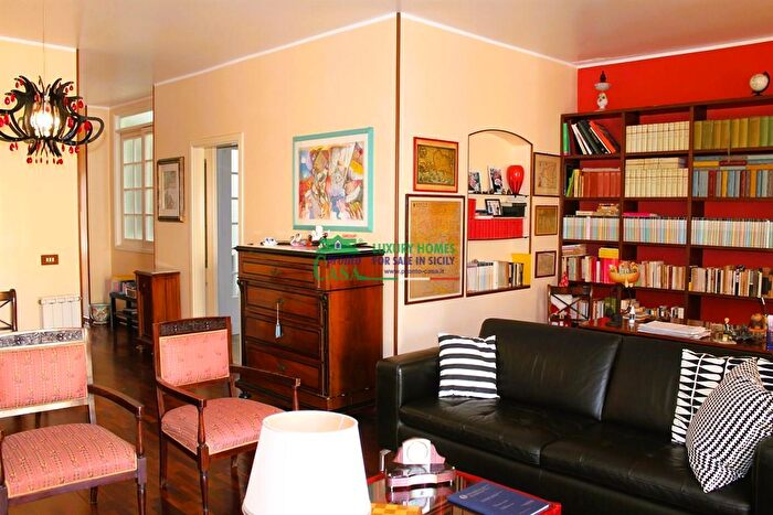 Casa con 9 locali in vendita in Via Asiago, Pozzallo