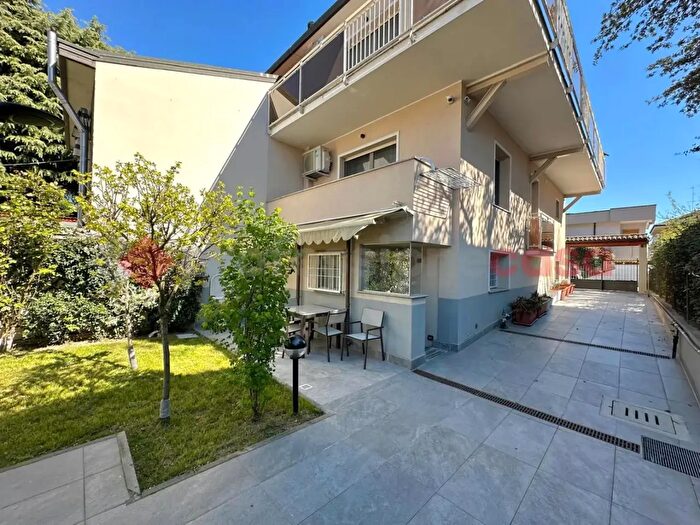 Casa con 5 locali in vendita in Via delle Robinie, Opera