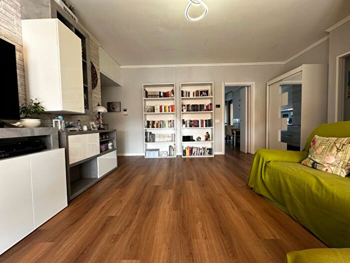 Appartamento quadrilocale in vendita in Via Provinciale, Pessano Con Bornago