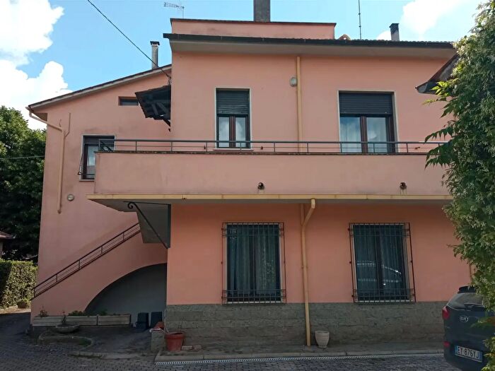 Casa con 20 locali in vendita in Vetralla