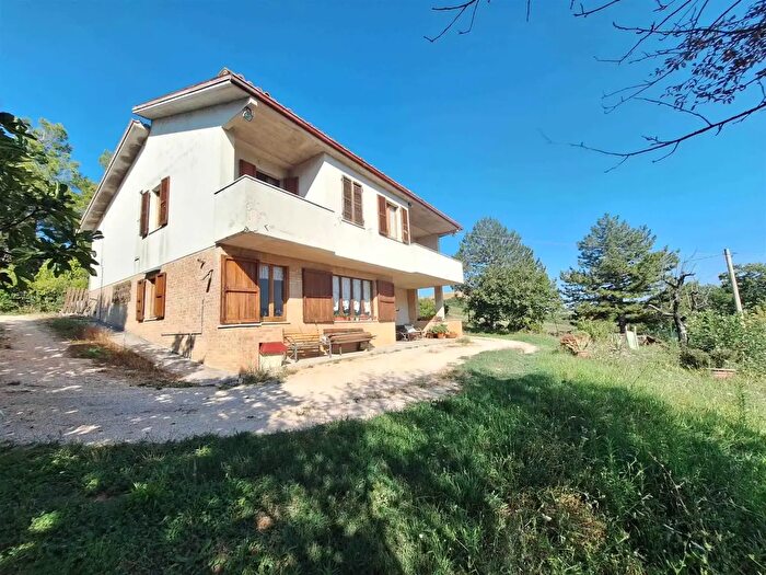 Casa con 6 locali in vendita in San Severino Marche