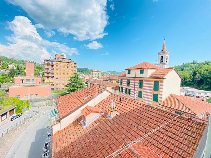 Appartamento con 6 locali in vendita in Via Martiri della Libertà, Campomorone