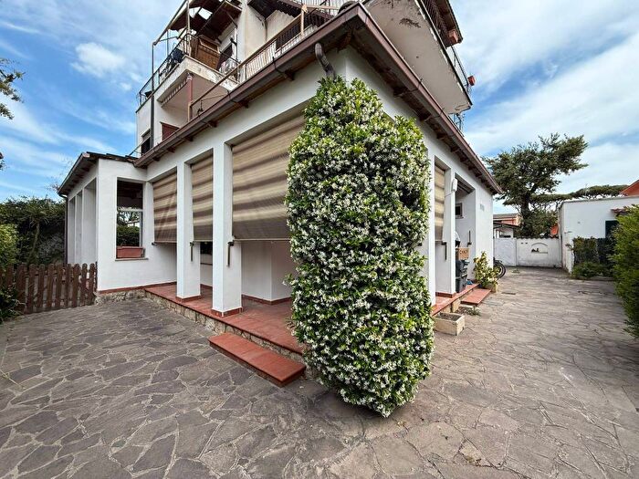 Casa trilocale in affitto in Via Portorose, Fregene, Fiumicino