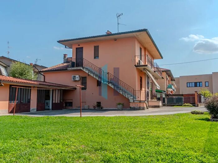 Casa con 7 locali in vendita in Rovato