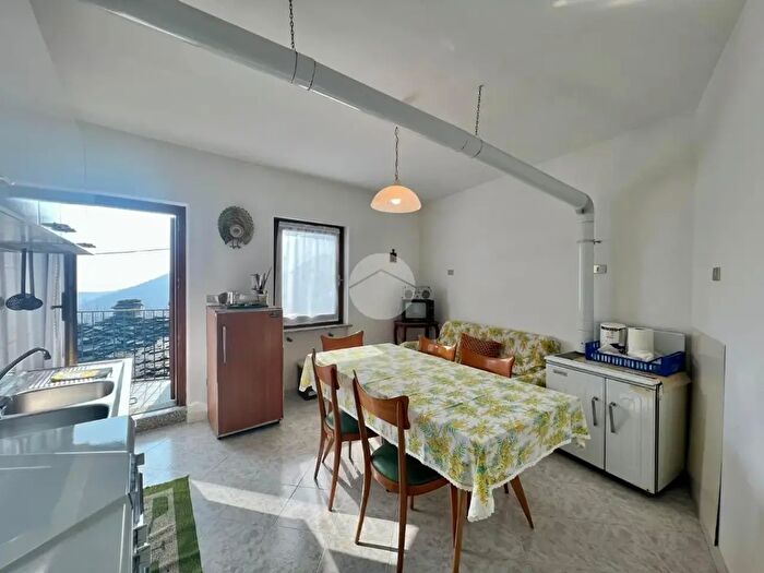 Casa con 8 locali in vendita in Strada Fornelli Chiaves, Monastero Di Lanzo