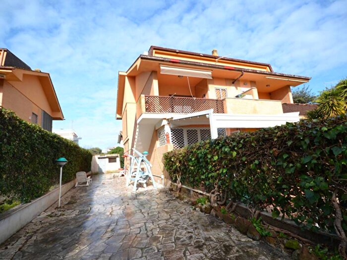 Casa con 5 locali in affitto in Via SantAgata di Militello, Fregene, Fiumicino