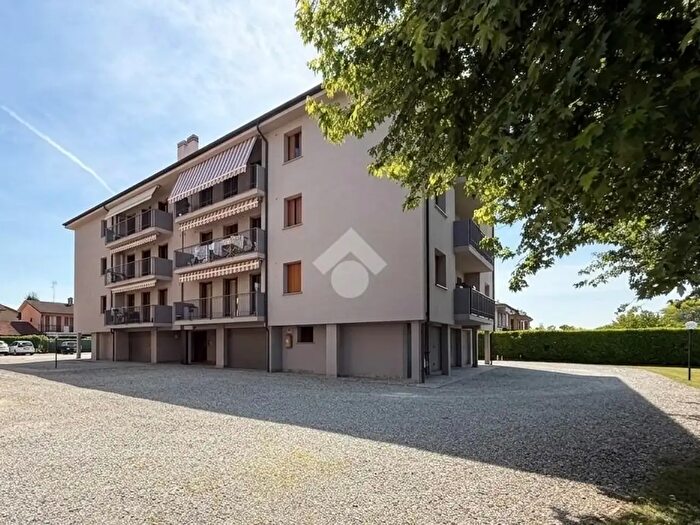 Appartamento trilocale in vendita in Via S Giuseppe, Pandino