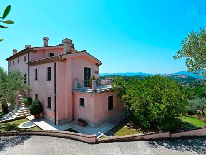 Casa con 6 locali in vendita in Frosinone
