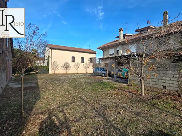 Casa con 5 locali in vendita in Lusia