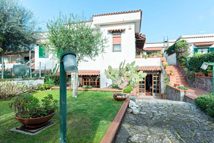 Casa con 7 locali in vendita in Via Madonna del Pantano Giugliano in Campania, Giugliano In Campania