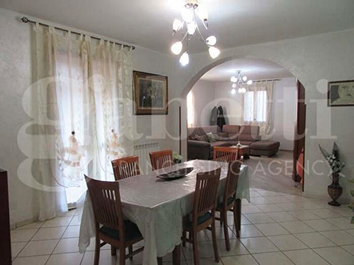 Casa con 7 locali in vendita in Gavorrano