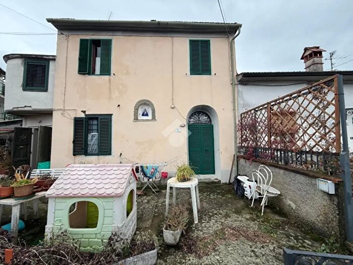 Casa trilocale in vendita in Via Villa di Piteccio, Pistoia