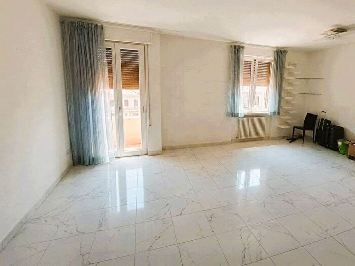 Appartamento con 6 locali in affitto in Via Antonio Pacinotti, Centro, Massa