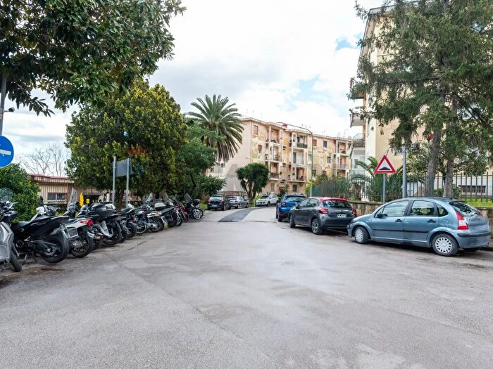 Appartamento quadrilocale in vendita in Via SantAntonio a Capodimonte, Napoli
